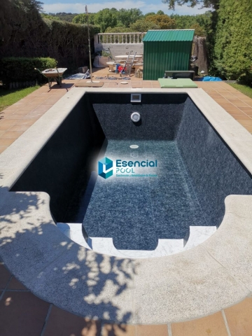 Piscina enterrada con lámina sky negro