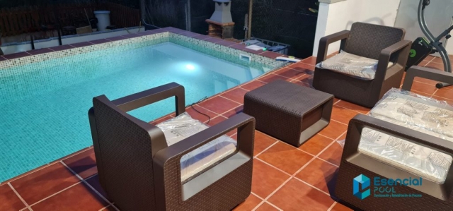 Piscina elevada a la altura de la terraza con lámina armada Persia arena